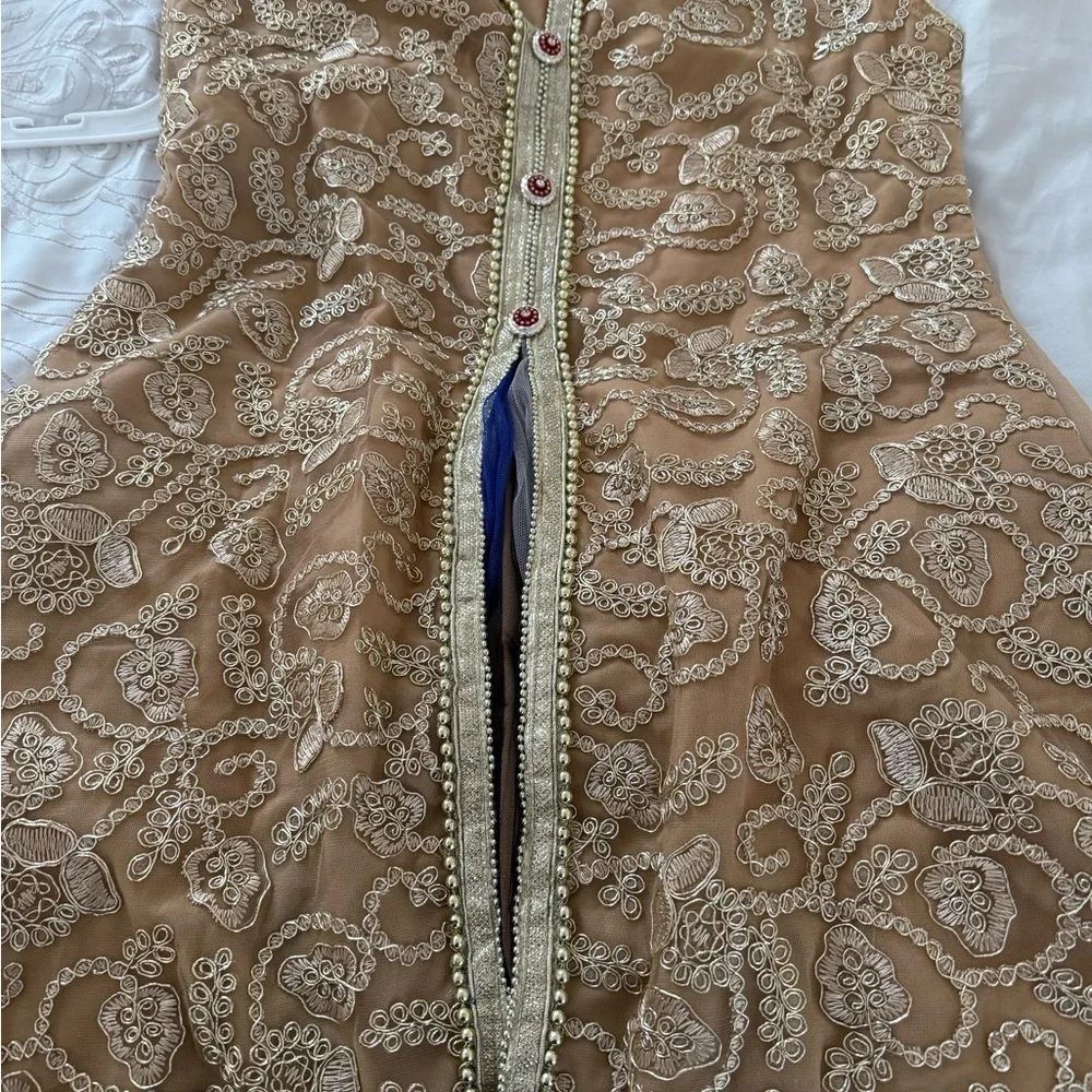 Elegant Embroidered Sleeveless Dress with Dupatta - Picture 12 of 12